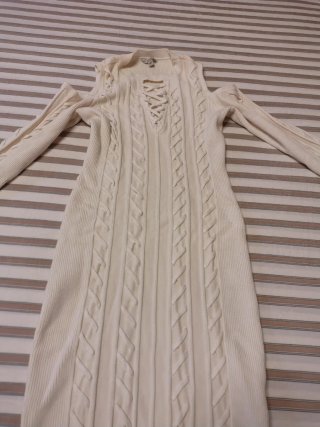 Vestido blanco de punto con trenzas