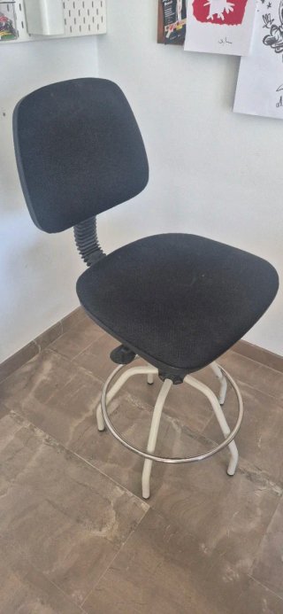 Silla de escritorio giratoria negra con base metál