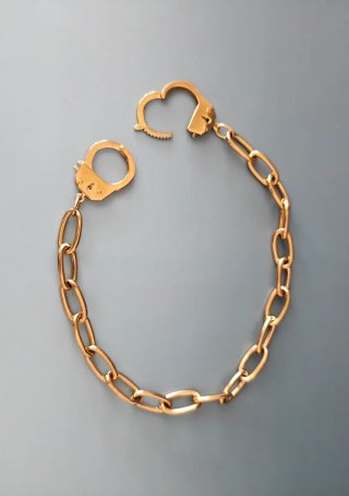 Collar de eslabones con grilletes dorados