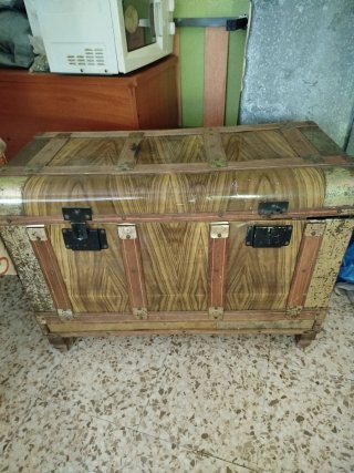 Baúl antiguo madera y metal