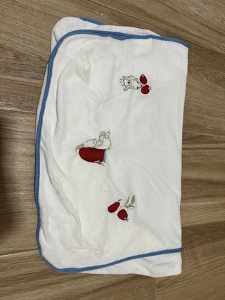 Funda cambiador IKEA blanca con bordes azules