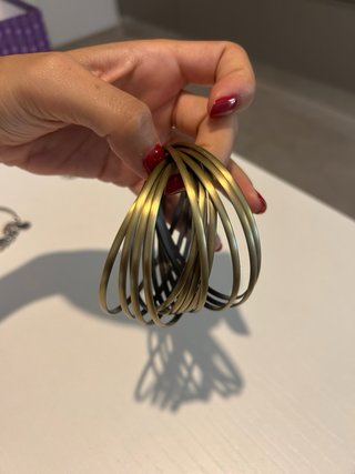 Bracciali dorati concatenati