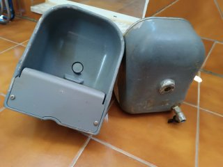 2 bebederos automáticos metálicos con boya