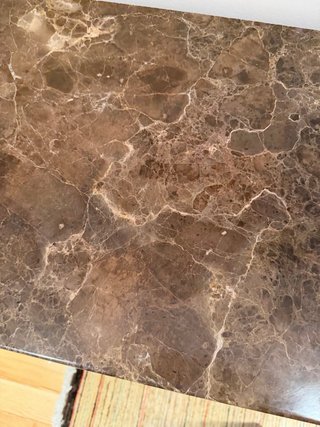 Aparador de madera con tapa de mármol