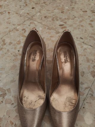 Zapatos de salón Michael Kors dorados