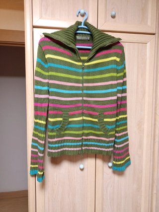 Chaqueta de punto con cremallera y rayas