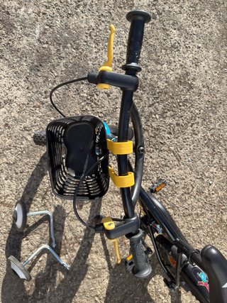Bicicleta infantil con ruedines
