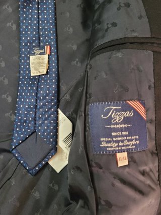Americana Tizzas. Talla 11-12 niño más corbata.