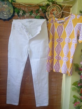 Camiseta amarilla y jeans blancos