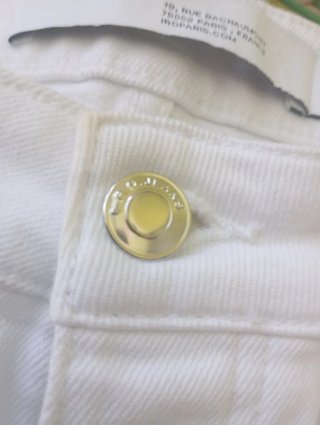Camiseta amarilla y jeans blancos