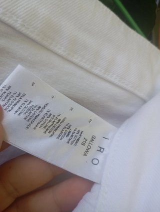 Camiseta amarilla y jeans blancos