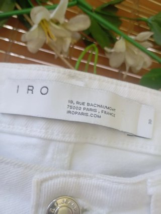 Camiseta amarilla y jeans blancos