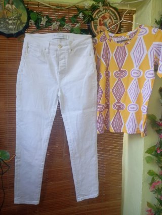 Camiseta amarilla y jeans blancos