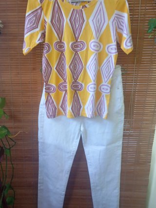 Camiseta amarilla y jeans blancos
