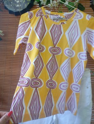 Camiseta amarilla y jeans blancos