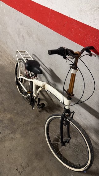 Bicicleta plegable blanca