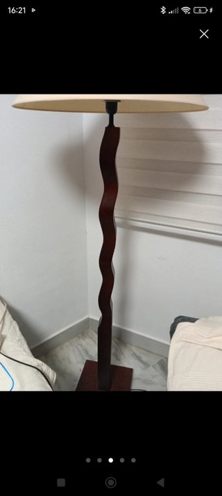 Lámpara de pie de madera y tela