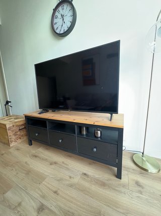 Mueble TV Negro y Madera 3 Cajones + TV LG de 55”