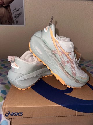 Zapatillas Asics verdes y naranjas