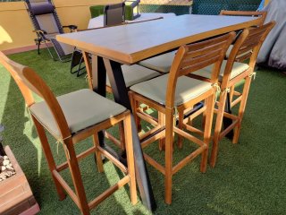 Mesa alta exterior con 6 sillas altas