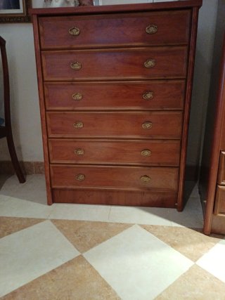 Cómoda de madera marrón