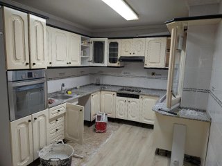 Cocina completa beige y negra