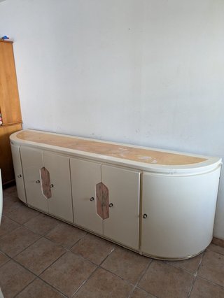 Mueble comedor madera y mármol curvo