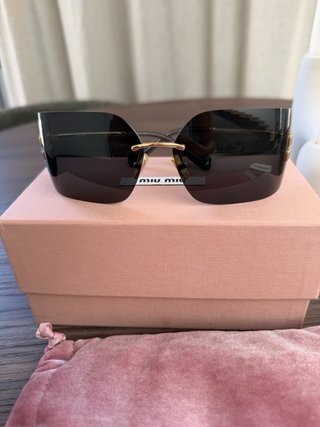Gafas de sol Miu Miu negras y doradas