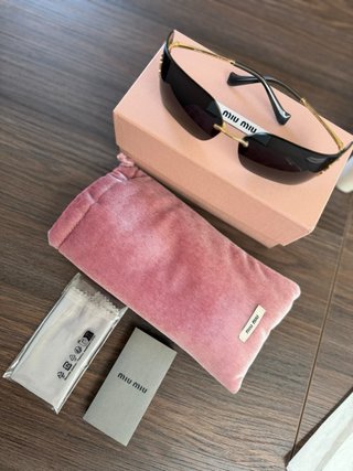 Gafas de sol Miu Miu negras y doradas