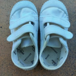 Zapatillas Victoria blancas velcro. Talla 24