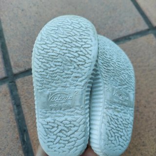 Zapatillas Victoria blancas velcro. Talla 24
