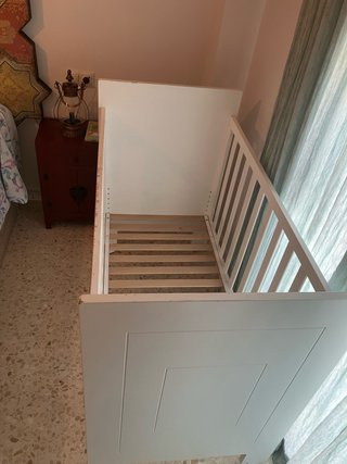 Cuna de madera blanca