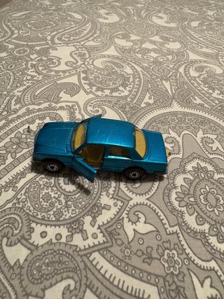 Coche de juguete azul antiguo