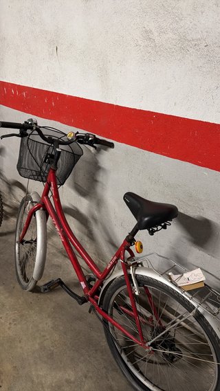 Bicicleta Roja con Cesta