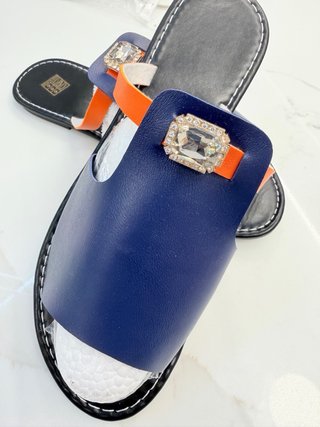 Sandalias azules y naranjas con pedrería talla 41