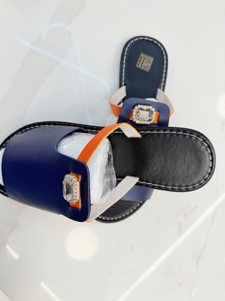 Sandalias azules y naranjas con pedrería talla 41