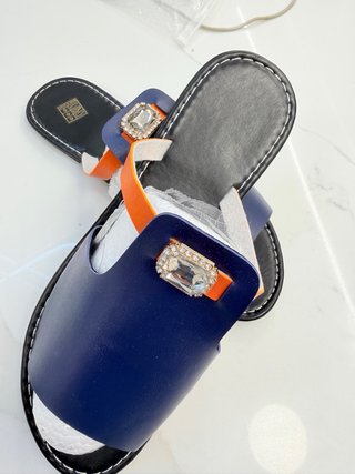 Sandalias azules y naranjas con pedrería talla 41