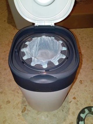 2 Contenedores pañales Tommee Tippee Twist + recam