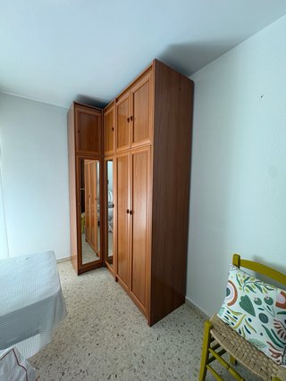 Armario de cuatro puertas en perfecto estado.