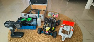 Coche RC con mando y accesorios