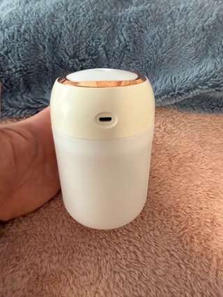 Humidificador portátil blanco y dorado