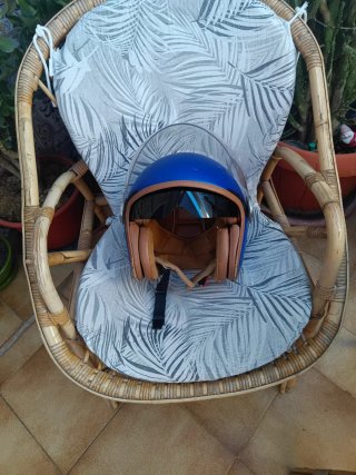 Casco azul con visera