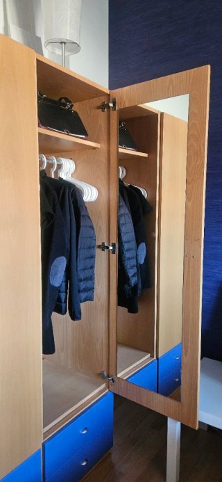 Armario de madera con cajones y espejo