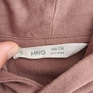 Sudadera con capucha y bolsillo delantero