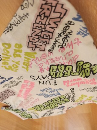 Crop top graffitis coloridos