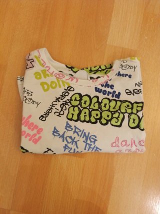 Crop top graffitis coloridos
