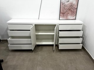Cómoda Eket blanca de madera