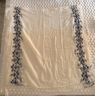 Pareo blanco con bordado azul