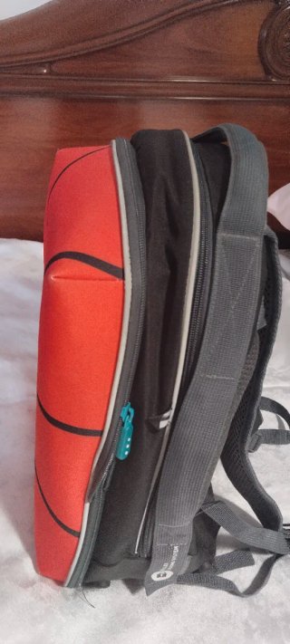 Mochila de color rojo y negro