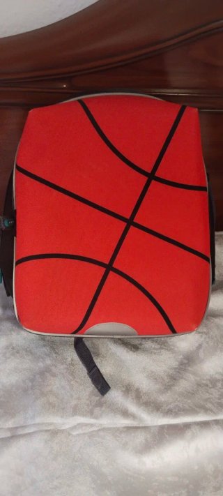 Mochila de color rojo y negro